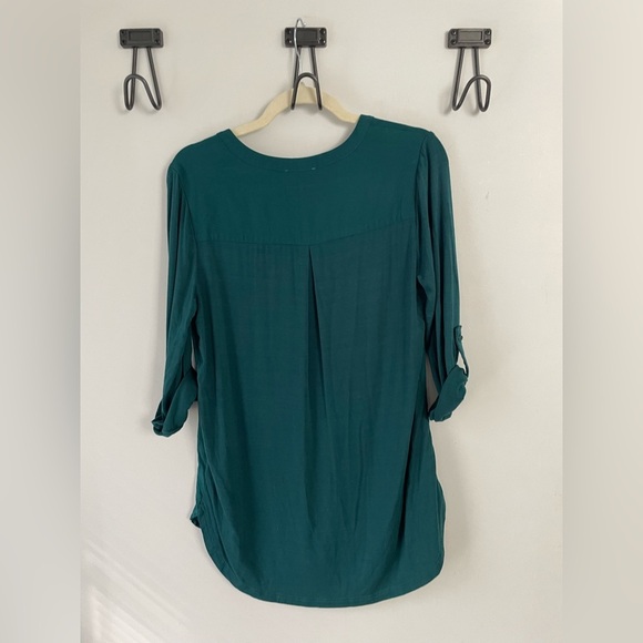 Pleione, women’s small, roll sleeve deep green longer length soft open-neck top - Picture 4 of 7